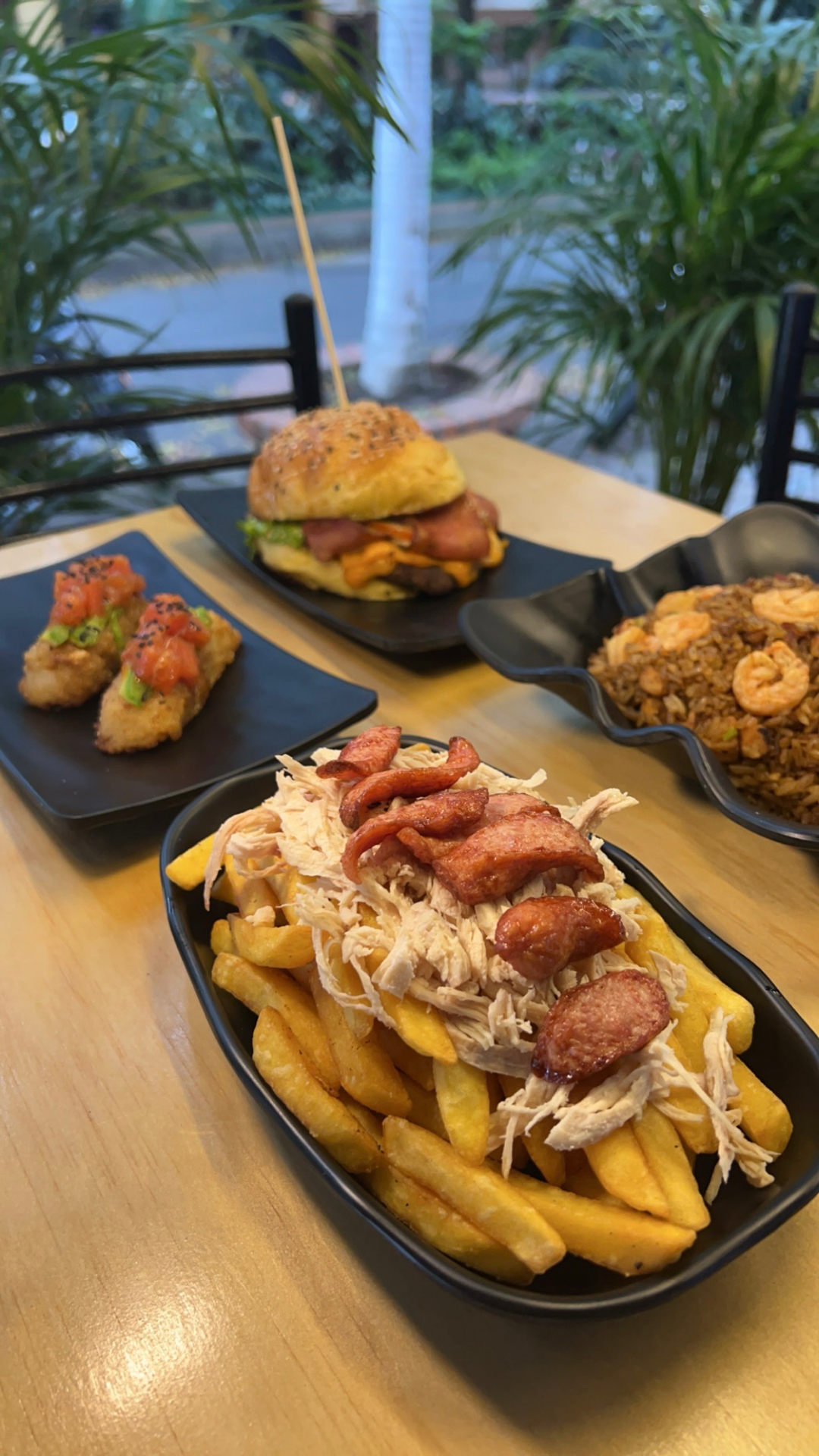 Sushi y burger Kanton House & American Bistro