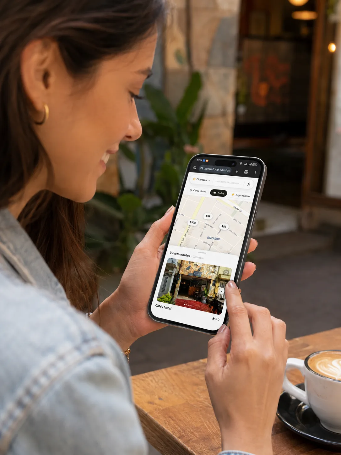 Cliente descubriendo restaurantes cerca de ella en el mapa de Zentia Food