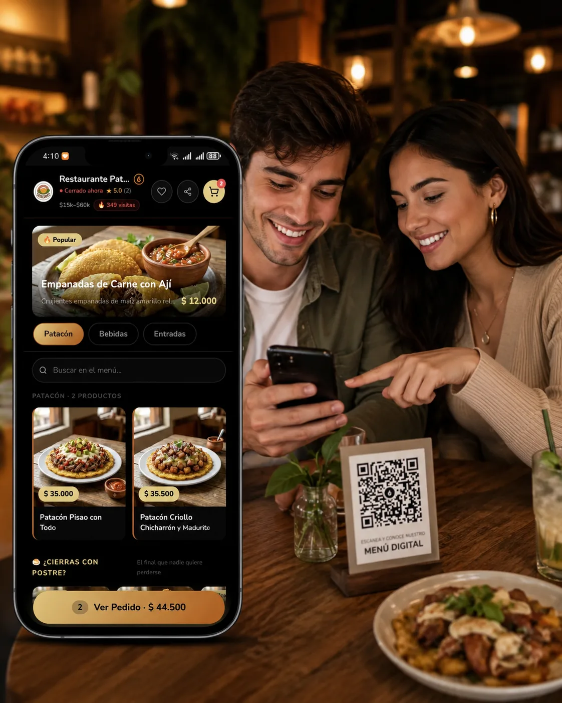 Clientes pidiendo desde un menú digital escaneando el QR de la mesa en Zentia Food